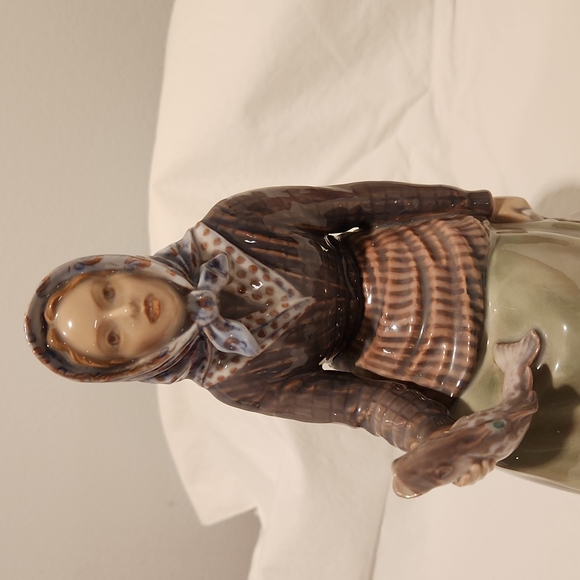 Dahl Jensen Copenhagen 1150 Fish Seller Lady Sitting on a Barrel Figurine. - Picture 2 of 9